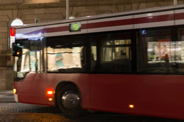 Öffentlicher Nahverkehr in der Nacht mit Citylights in Süddeutschland November Herbstzeit vor dem Weihnachtsmarkt — Stockbild Öffentlicher Nahverkehr Der Nacht Mit Citylights Süddeutschland November Herbstzeit Vor — Stockfoto
