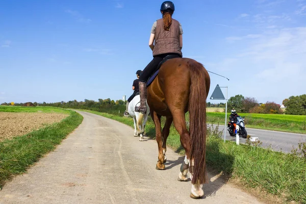 Dos Damas Caballo Día Soleado Septiembre Campiña Del Sur Alemania —  Fotos de Stock