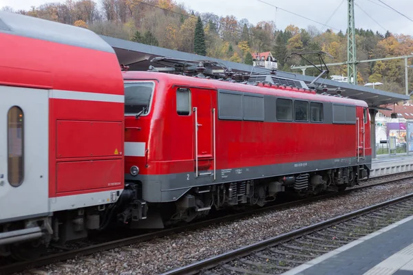 Estación Tren Con Tren Que Pasa Por Rieles Con Infraestructura —  Fotos de Stock