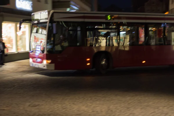 シティライツと南ドイツ 月クリスマス市場の前に秋の時間の夜の地域公共交通 — ストック写真