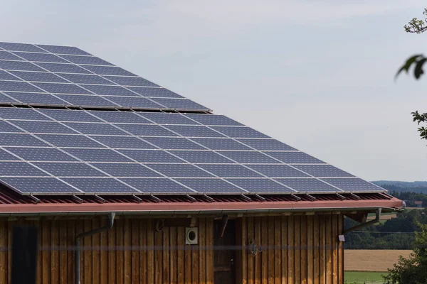 Painel Solar Telhado Edifício Rural Campo Alemanha Sul Dia Quente — Fotografia de Stock