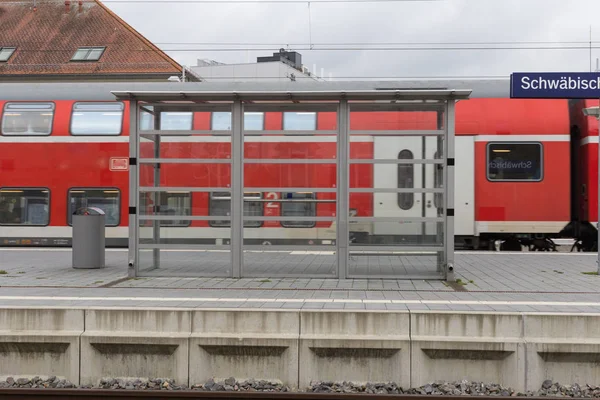 Gare Avec Train Passant Rails Avec Infrastructure Côté Dans Ville — Photo