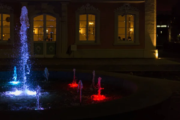 Bunte Wasserfontäne Der Nacht Park Einer Historischen Stadt Süddeutschland Anfang — Stockfoto