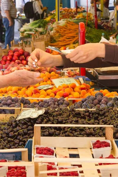 Αγορά Λαχανικά Στη Λαϊκή Αγορά Στη Νότια Γερμανία Ξύλινα Κουτιά — Φωτογραφία Αρχείου