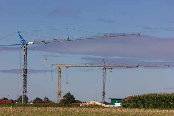 Einem Sonnigen Tag August Süddeutschland Sieht Man Baukran Hinter Stoppelfeld — Stockfoto