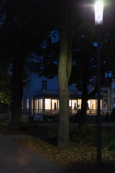 Fachadas Históricas Ventanas Restaurante Cafetería Con Lámparas Luces Una Noche — Foto de Stock