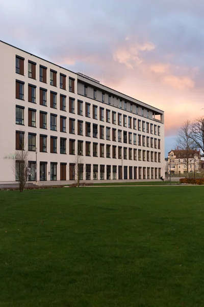 Edifícios Escritórios Com Sol Outono Colorido Céu Nuvens Sul Alemanha — Fotografia de Stock