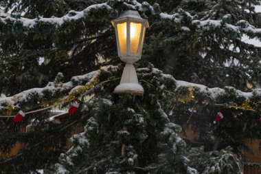Noel Pazar advent Aralık Güney Almanya Münih ve stuttgart 2 şehirlere yakın bir şehir, içinde kar yağışı