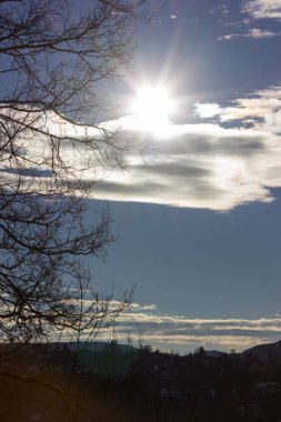 Aralık mavi gökyüzü ile ağaçlar ve Güney Almanya kırsal kırsal şehir Münih stuttgart yakınındaki Fırtına yaklaşırken önce bulutlar