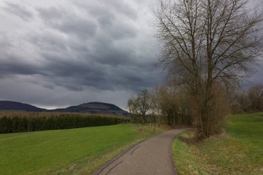 Güney Almanya dağ manzarası Paskalya bahar, fırtına