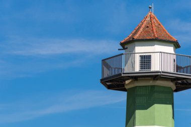 Alman kırsal mavi gökyüzü güneşli bahar tatil üzerinde su kulesi