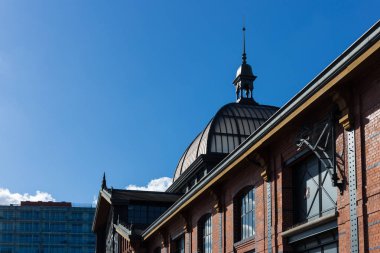 Hamburg balık pazarı mimari cephe detayları ve Kuzey Almanya güzel simgesel yapı bir bahar sıcak güneş üzerinde mavi gökyüzü