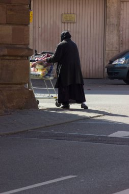 Güney Almanya tarihi şehir güneşli bir bahar alışveriş sepeti ile yabancı Müslüman Türk üst düzey Bayan