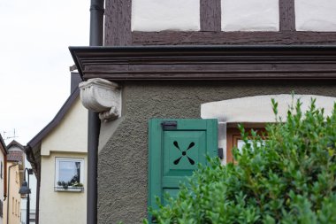 çerçeve tarihi bina cephesi ile Güney Almanya schwaebisch gmuend İmparatorluk şehrinde yeşil pancurlar