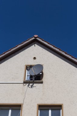 çatı Çatı Cephe Güney Almanya mavi gökyüzünde bahar gün üzerinden antenle