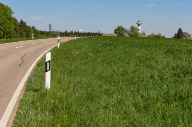 yol Güney Almanya'da bir güneş mavi gökyüzü tatil bahar peyzaj