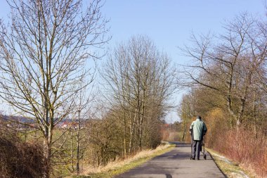 komuta sizde rollator bikeway ve güneşli kış günü Güney Almanya'da mavi gökyüzü ile ile
