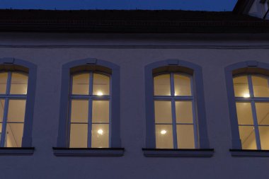 şehirde tarihi Romantik bahar akşam, Güney Almanya mavi saatte Windows cepheler