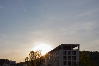modern ofis bina bahar akşam şehir stuttgart yakınındaki Güney Almanya'da güneş ışınları ile gün batımında