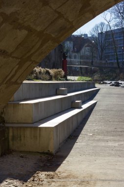 Aralık ayında köprü ve beton elemanları ile bir riverside Bulvarında Noel advent Güney Almanya'da Münih şehir ve stuttgart yakınındaki güneşli gün mavi