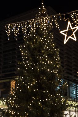 bulanık Noel Noel ağacı şehrin güney Almanya Münih ve stuttgart yakınındaki Aralık akşam tarihi satış alanı'nda