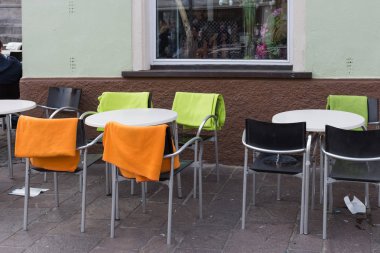 bir tatile bahar öğleden sonra Güney Almanya tarihi şehirde oturma Cafe bistro masa sandalye