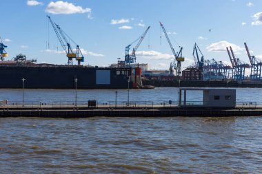 Hamburg Dock teçhizatları ve gemilerde bir sprintime Mart öğleden sonra güneş mavi gökyüzü ve bulutlar ile parlak