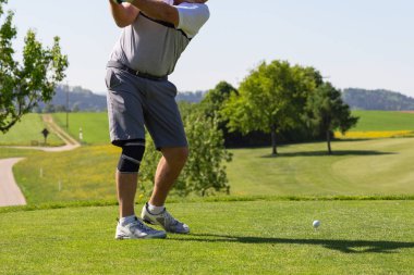 Tabii ki güzel yeşil çim ve güneş ilkbahar Güney Almanya kırsalında çaların Golf