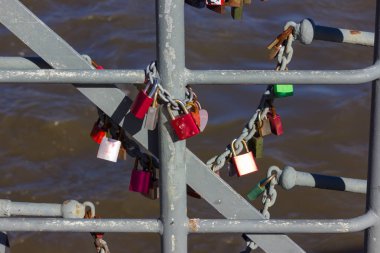 hamburg Dock teçhizatları ve bir sprintime Mart öğleden sonra güneş mavi gökyüzü ve bulutlar ile parlak gemilerde ayrıntıları
