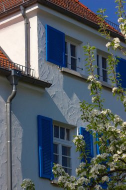 beyaz ve mavi ev cephe mavi gökyüzüne bahar gün Güney Almanya'da