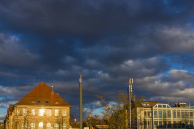Şehir Günbatımı ufuk ile bulutlar mavi gök, gezi Güney Almanya tarihi konumuna