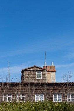 cepheler ve çatıları Paskalya tatil güneşli mavi gökyüzü gün Güney Alman Alpleri üzerinde eski bir Havaalanı