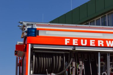 İtfaiye Güney Almanya kırsalında arabaya ayrıntılarını.