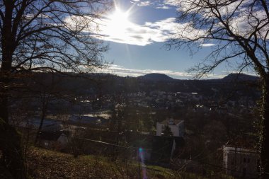 Aralık mavi gökyüzü ile ağaçlar ve Güney Almanya kırsal kırsal şehir Münih stuttgart yakınındaki Fırtına yaklaşırken önce bulutlar