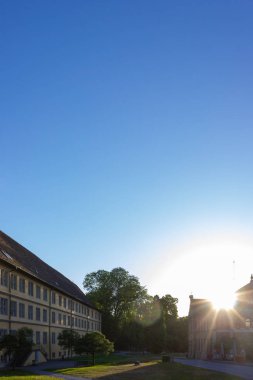 Güneş Park'ta bir şehir bahar akşam günbatımı üzerinde Güney Almanya'da stuttgart yakınındaki şehrin tarihi bölgesi