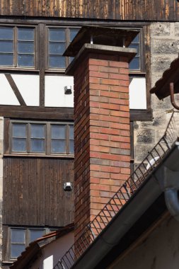 çatı Çatı Cephe Güney Almanya mavi gökyüzünde bahar gün üzerinden antenle