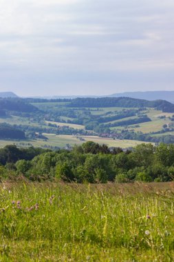 Peyzaj dağlık bahar güneş ışınları yeşil çim ormanlar mavi gökyüzü güney Almanya ile