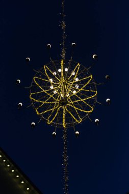 bir parlaklık, Münih ve stuttgart yakınındaki tarihi bir şehirde Aralık advent Noel Pazar mavi saatte çeşitleri