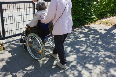 Üst düzey Bayan yürüyüş ve tekerlekli sandalyeye mahkum, Almanya kadın yardım.