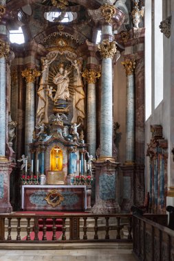 Kilisenin sunak iç dekorasyonda Rönesans ve Barok tarzı Güney Almanya tarihi şehir