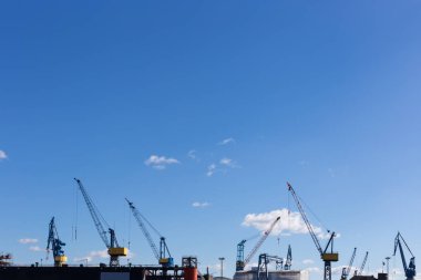 Hamburg konteyner terminal bağlantı noktası Dock teçhizatları ve gemilerde bir sprintime Mart öğleden sonra güneş mavi gökyüzü ve bulutlar ile parlak