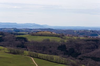 Güney Almanya'da Paskalya bahar güneşli mavi gökyüzü gün, dağ manzarası