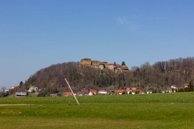 Knights castle yüksek Güney Almanya'da Doğu bahar tatil bir dağda