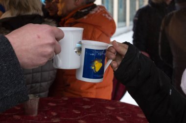İnsanlar Noel pazarı Almanya'da, sıcak panç içiyoruz.