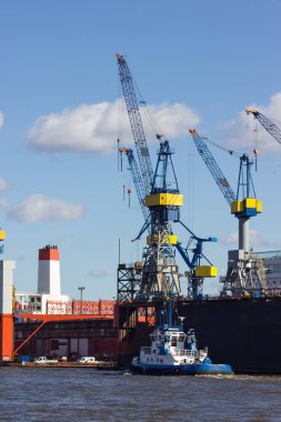 Hamburg elbbruecken adlandırılmış Nehri köprüler konteyner terminal tekneler dock cihazları ve gemiler Kuzey Almanya'nın güzel landmark ayrıntıları ve bahar sıcak güneşin üzerinde mavi gökyüzü