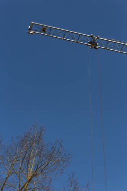 Güney Almanya tarihi şehir içinde Paskalya bahar mavi güneşli gökyüzü gün inşaat vinç detayları