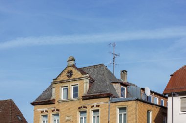 baca ve tarihsel cephe Güney Almanya City kış ay Ocak güneşli öğleden sonra üstüne antenler ile çatılar