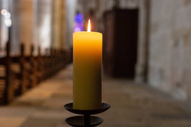 mum ışığında kilise NEF sunak yılında tarihi şehir Güney Almanya şehrin schwaebisch gmuend