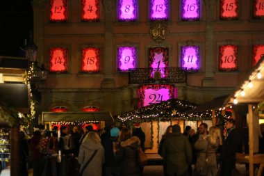 Noel neon ışıkları yıldızlar ve Noel ağaçları içinde tarihi kent çarşı Güney Almanya'da Aralık burada Münih şehir ve stuttgart yol açtı