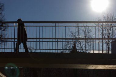 Yukarıda güneş ve mavi gökyüzü ile Köprü tarafından Aralık varış zamanında Güney Almanya'da geçen kişiden.